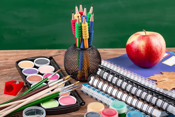 Okul malzemeleri için çalışma masasında bileşiminde