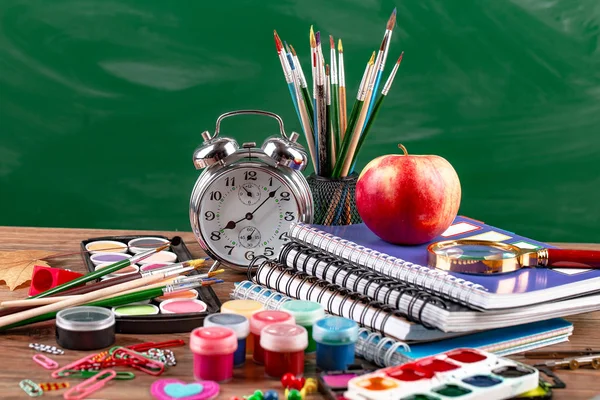 Schoolbenodigdheden Voor Studie Samenstelling Tafel — Stockfoto