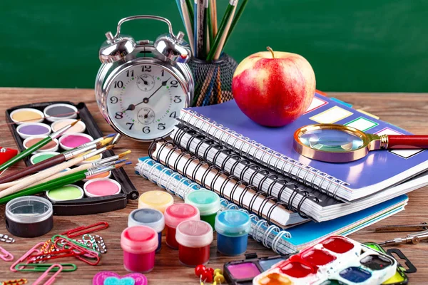 Okul malzemeleri için çalışma masasında bileşiminde