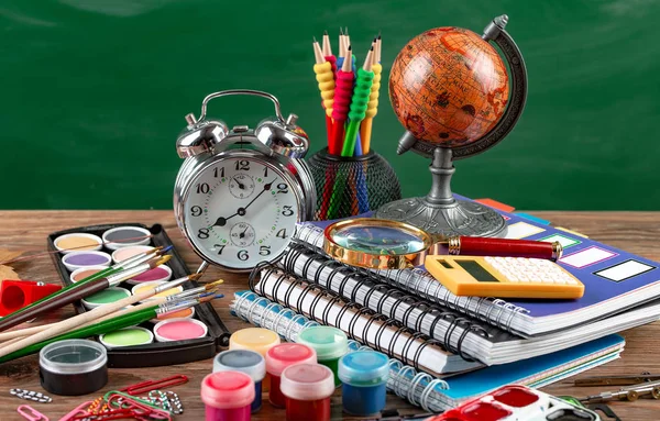 Okul malzemeleri için çalışma masasında bileşiminde