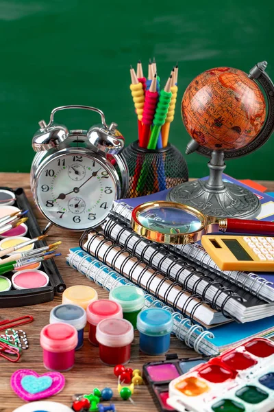 Okul malzemeleri için çalışma masasında bileşiminde