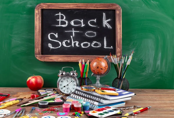 Okul malzemeleri için çalışma masasında bileşiminde