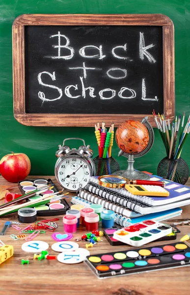 Okul malzemeleri için çalışma masasında bileşiminde