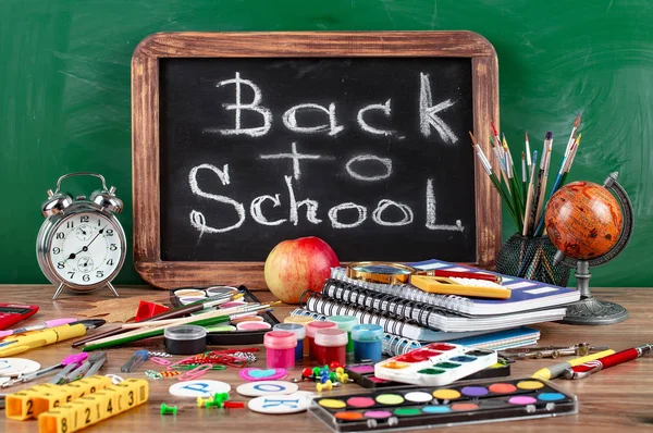 Okul malzemeleri için çalışma masasında bileşiminde