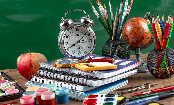 Okul malzemeleri için çalışma masasında bileşiminde