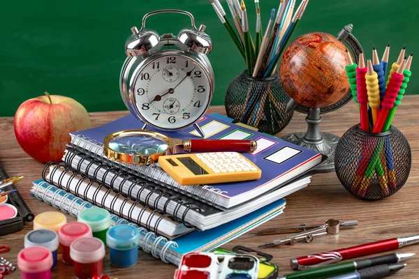 Okul malzemeleri için çalışma masasında bileşiminde