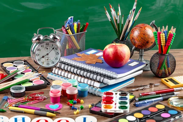 Schoolbenodigdheden Voor Studie Samenstelling Tafel — Stockfoto