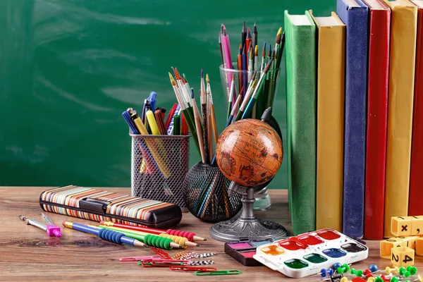 Okul malzemeleri için çalışma masasında bileşiminde