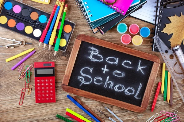 Okul malzemeleri için çalışma masasında bileşiminde