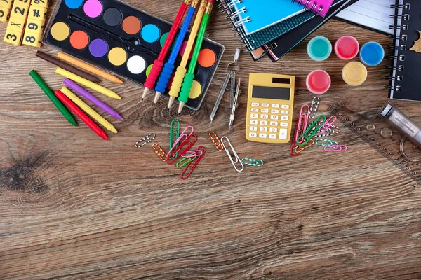 Okul malzemeleri için çalışma masasında bileşiminde