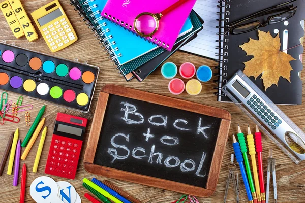 Okul malzemeleri için çalışma masasında bileşiminde