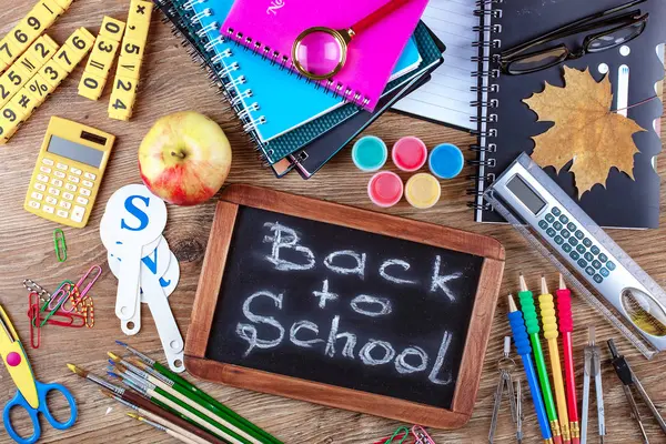 Okul malzemeleri için çalışma masasında bileşiminde