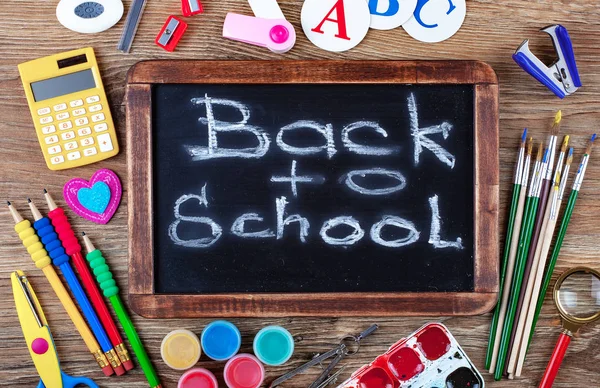 Okul malzemeleri için çalışma masasında bileşiminde