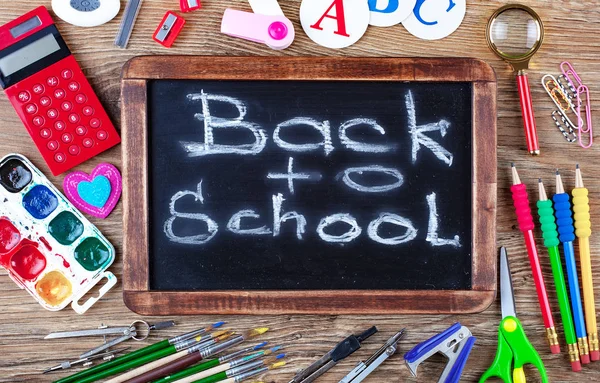 Okul malzemeleri için çalışma masasında bileşiminde