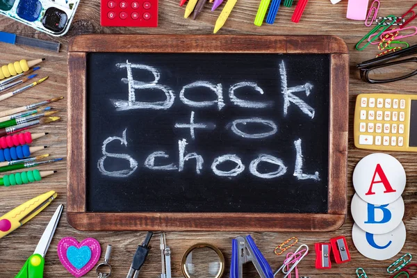 Okul malzemeleri için çalışma masasında bileşiminde