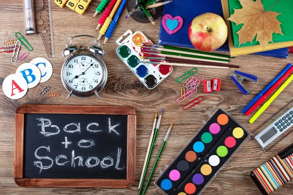 Okul malzemeleri için çalışma masasında bileşiminde