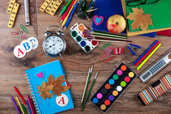 Okul malzemeleri için çalışma masasında bileşiminde