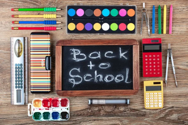 Okul malzemeleri için çalışma masasında bileşiminde