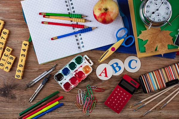 Okul malzemeleri için çalışma masasında bileşiminde