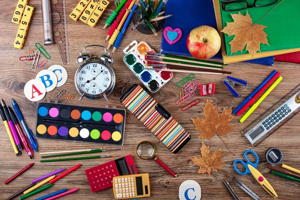 Okul malzemeleri için çalışma masasında bileşiminde