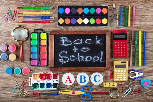 Okul malzemeleri için çalışma masasında bileşiminde