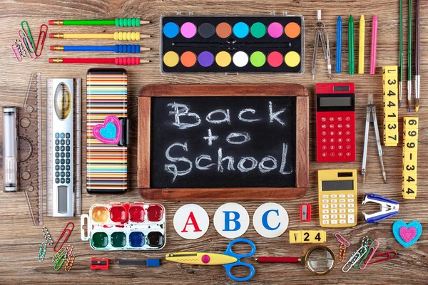 Okul malzemeleri için çalışma masasında bileşiminde