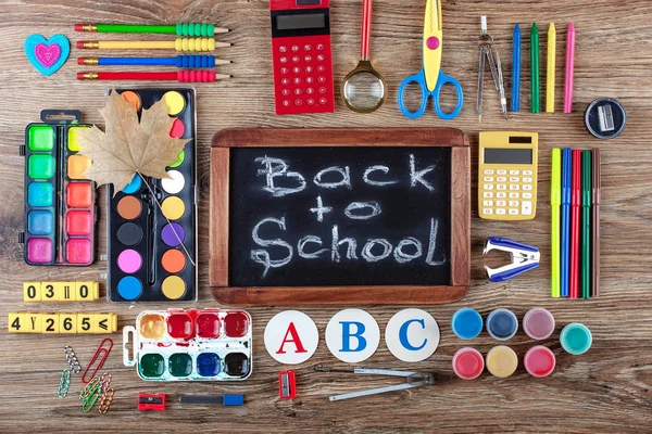 Okul malzemeleri için çalışma masasında bileşiminde