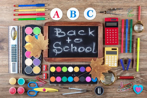 Okul malzemeleri için çalışma masasında bileşiminde