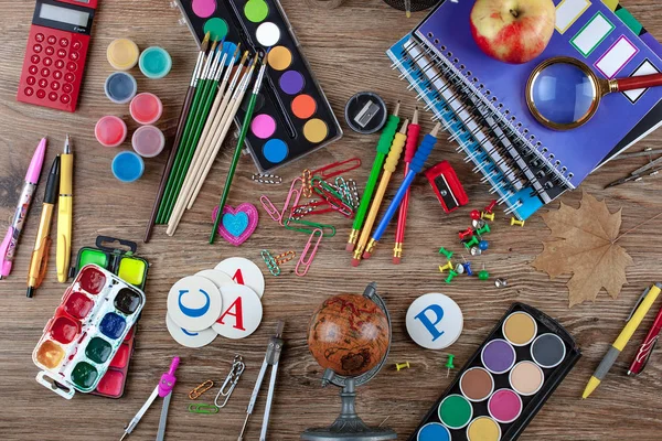Okul malzemeleri için çalışma masasında bileşiminde