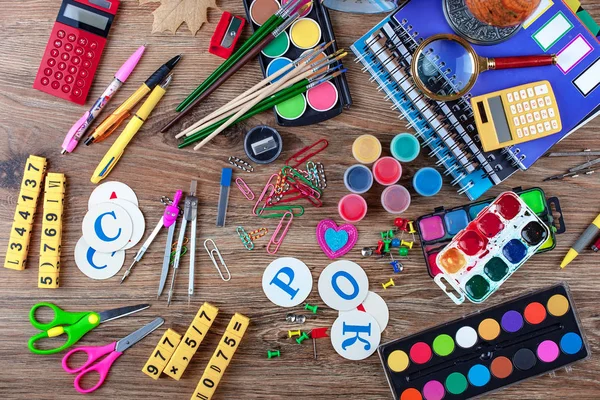 Okul malzemeleri için çalışma masasında bileşiminde