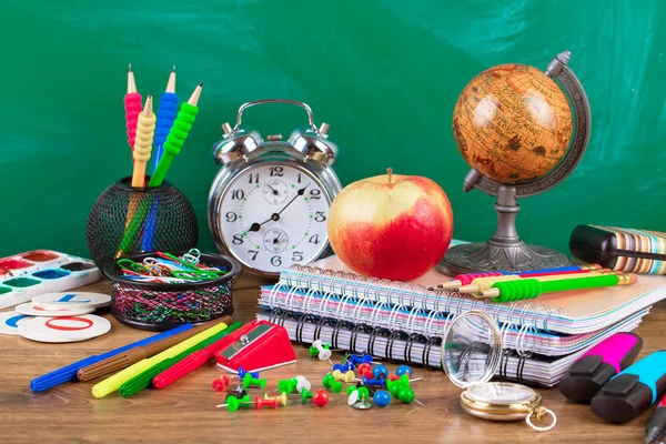 Okul malzemeleri için çalışma masasında bileşiminde