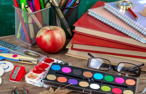 Okul malzemeleri için çalışma masasında bileşiminde