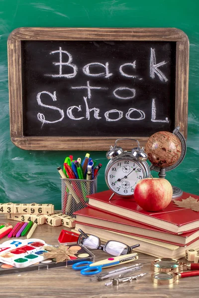 Okul malzemeleri için çalışma masasında bileşiminde