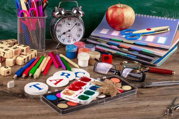 Okul malzemeleri için çalışma masasında bileşiminde