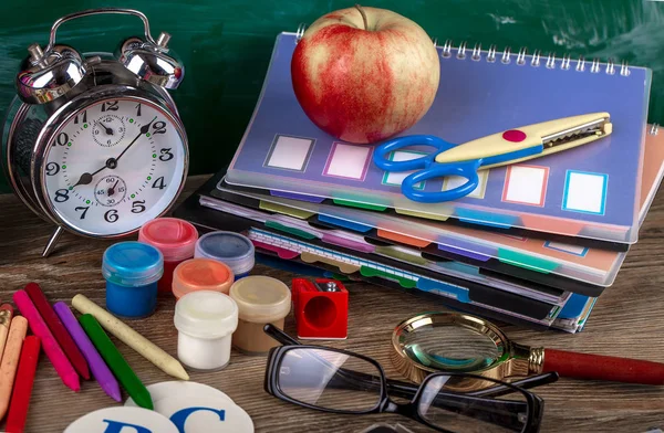 Okul malzemeleri için çalışma masasında bileşiminde