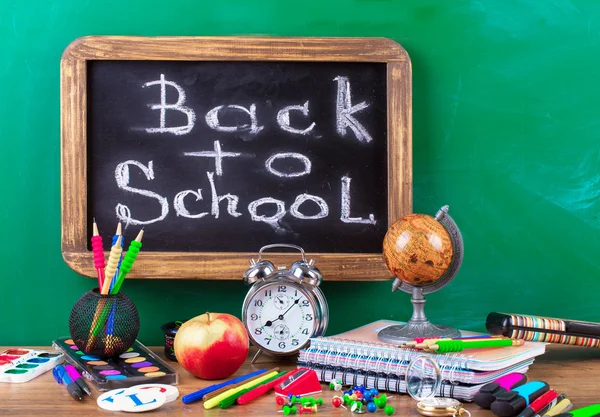 Okul malzemeleri için çalışma masasında bileşiminde