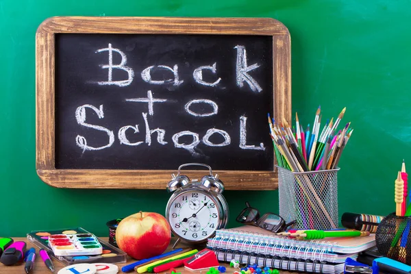 Okul malzemeleri için çalışma masasında bileşiminde