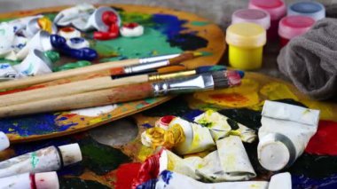 Fırçalar ve palet arka plan üzerinde çizim için boyalar