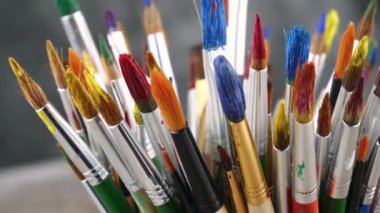 Fırçalar ve palet arka plan üzerinde çizim için boyalar