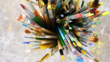 Fırçalar ve palet arka plan üzerinde çizim için boyalar