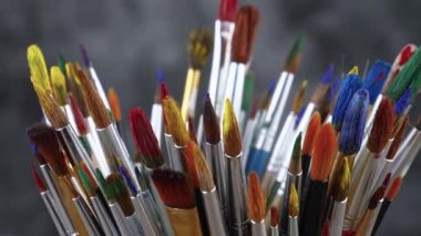 Fırçalar ve palet arka plan üzerinde çizim için boyalar