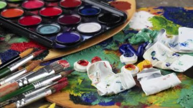 Fırçalar ve palet arka plan üzerinde çizim için boyalar