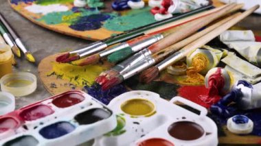 Fırçalar ve palet arka plan üzerinde çizim için boyalar
