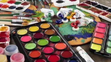 Fırçalar ve palet arka plan üzerinde çizim için boyalar