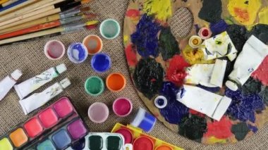 Fırçalar ve palet arka plan üzerinde çizim için boyalar