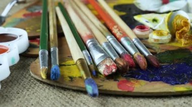 Fırçalar ve palet arka plan üzerinde çizim için boyalar