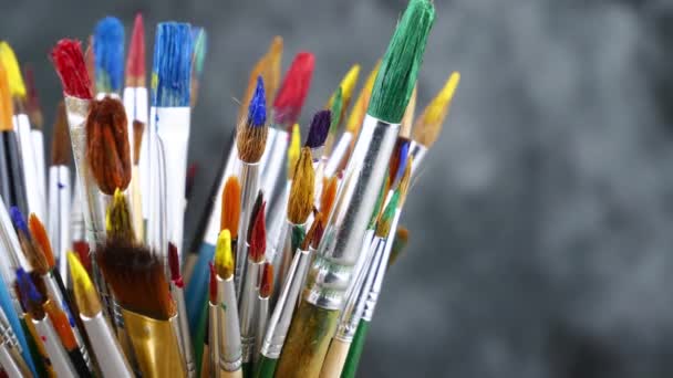 Fırçalar Palet Arka Plan Üzerinde Çizim Için Boyalar — Stok video