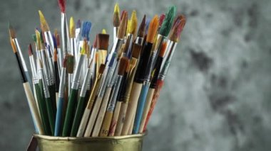 Fırçalar ve palet arka plan üzerinde çizim için boyalar