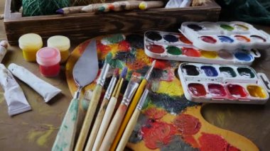 Fırçalar ve palet arka plan üzerinde çizim için boyalar