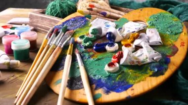 Fırçalar ve palet arka plan üzerinde çizim için boyalar